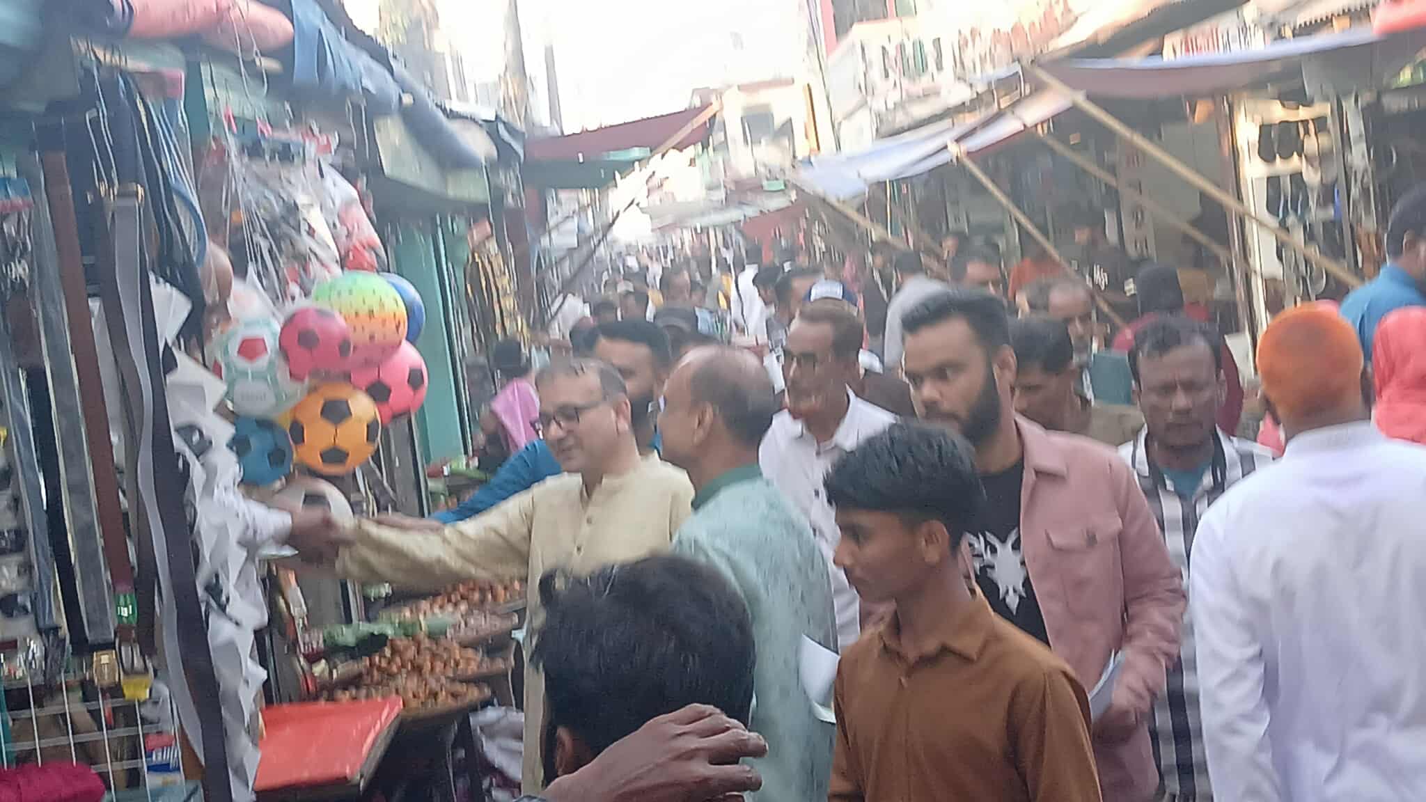 শান্তিগঞ্জের পাগলা বাজারে স্বতন্ত্র প্রার্থী ব্যারিষ্টার আনোয়ার হোসেনের নির্বাচনী গণসংযোগ 