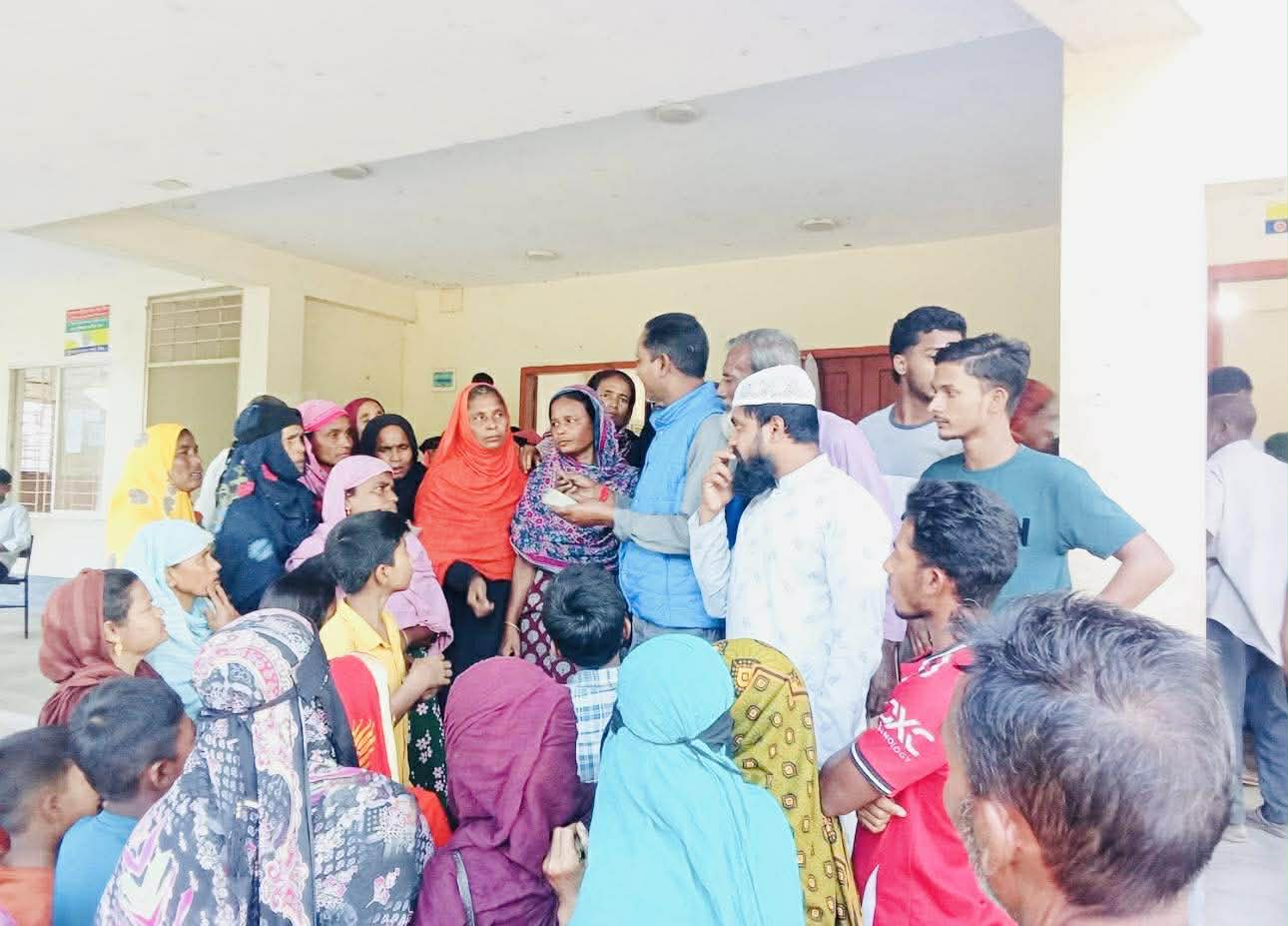 লাখাইয়ের করাবে টিসিবি পণ্য বিতরণে অনিয়ম: ১৪২ কার্ডধারীর মাল ‘না পাওয়ার অভিযোগ