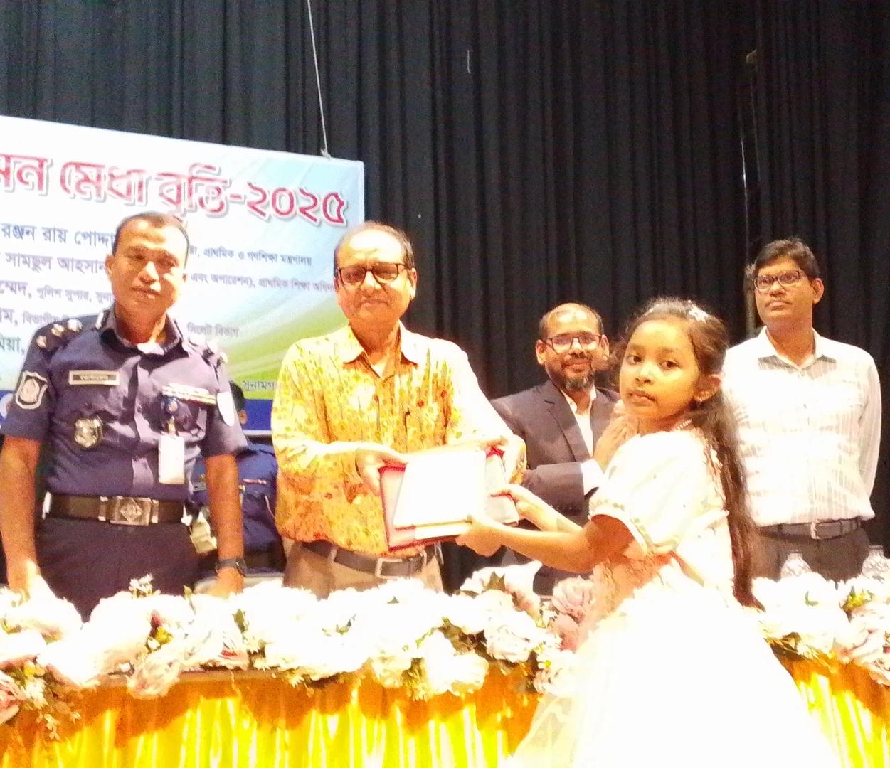 সুনামগঞ্জে মেধাবী শিক্ষার্থীদের হাতে পুরস্কার দিলেন প্রাথমিক ও গণশিক্ষা উপদেষ্টা