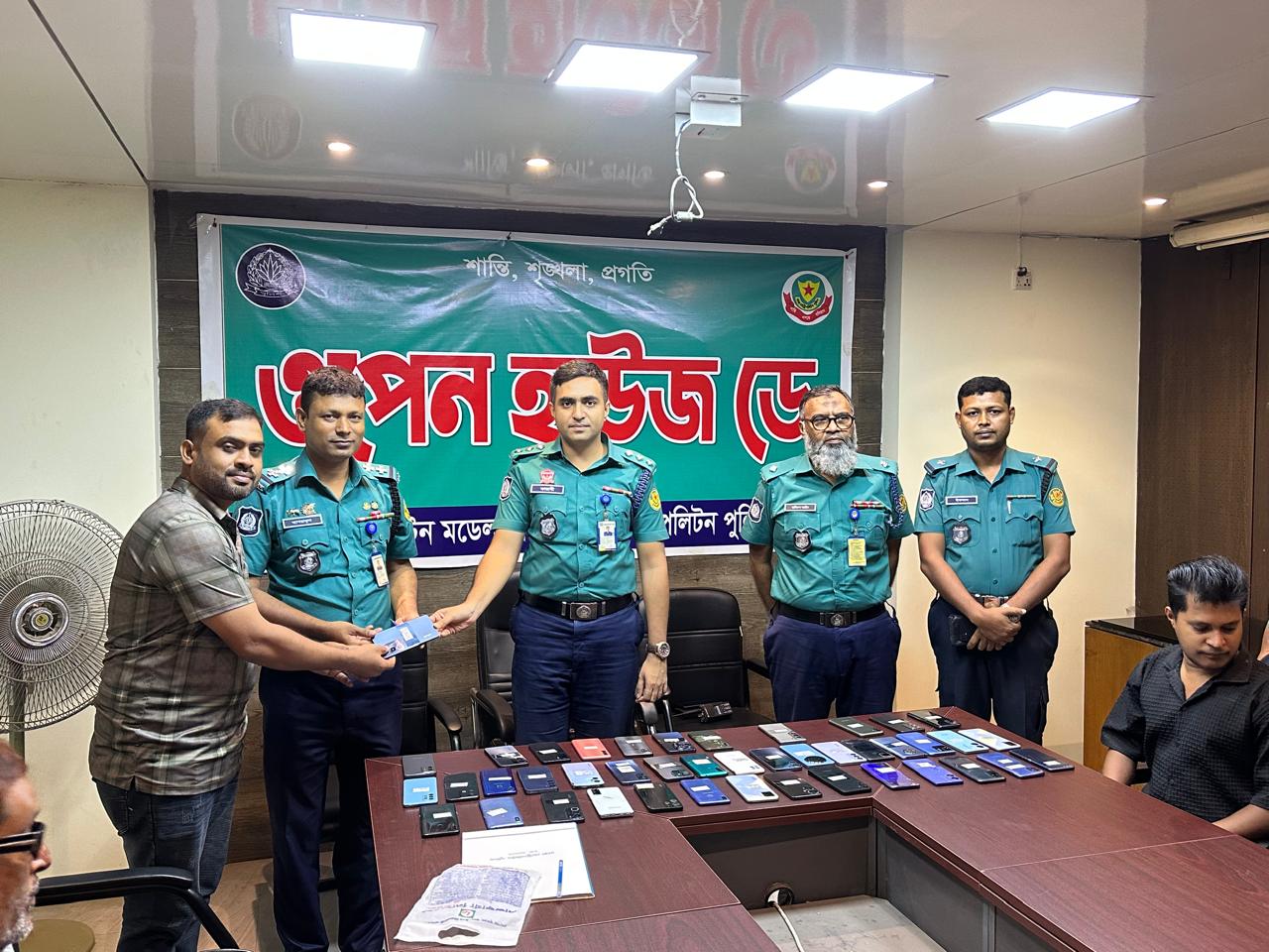 হারিয়ে যাওয়া ৪৬টি মোবাইল ফোন উদ্ধার করে পল্টন থানা পুলিশ দিলো