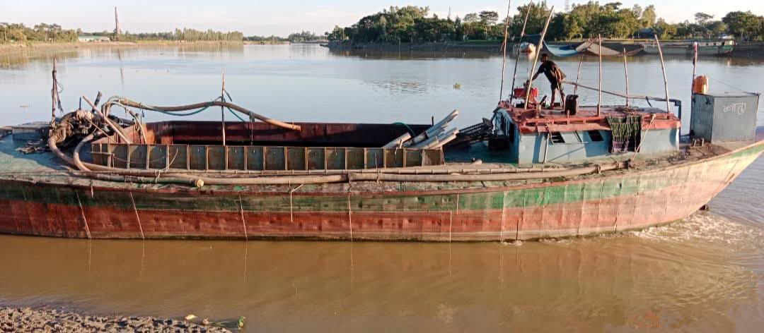 শাল্লার লাগোয়া কুশিয়ারা নদীতে অবৈধ ড্রেজার মেশিনের তান্ডব,নদীভাঙনের মুখে শত শত ঘরবাড়ি