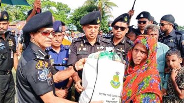 জৈন্তাপুরে র‍্যাব মহাপরিচালকের ত্রাণ বিতরণ