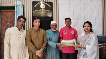 জৈন্তাপুরে সাফ জয়ী ফুটবলার পারভেজকে ইউএনওর সংবর্ধনা