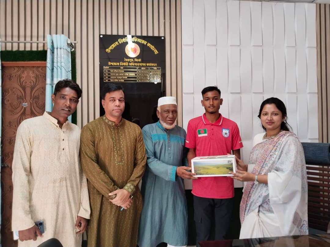 জৈন্তাপুরে সাফ জয়ী ফুটবলার পারভেজকে ইউএনওর সংবর্ধনা