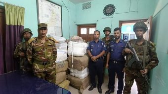 জৈন্তাপুরে সেনাবাহিনীর অভিযানে বিপুল পরিমাণ ভারতীয় শাড়ী থ্রী পিস আটক