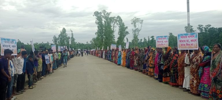 বালু ও পাথর খেকোদের হাত থেকে জাফলং চা-বাগান রক্ষায় মানববন্ধন