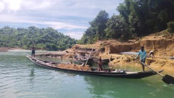 সারী-৩ হতে প্রশাসনের নাম ভাঙ্গীয়ে বালু শ্রমিকদের নিকট হতে চলছে চাঁদা আদায়