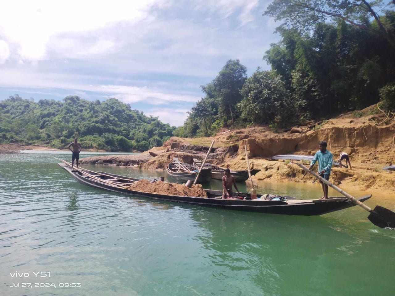 সারী-৩ হতে প্রশাসনের নাম ভাঙ্গীয়ে বালু শ্রমিকদের নিকট হতে চলছে চাঁদা আদায়