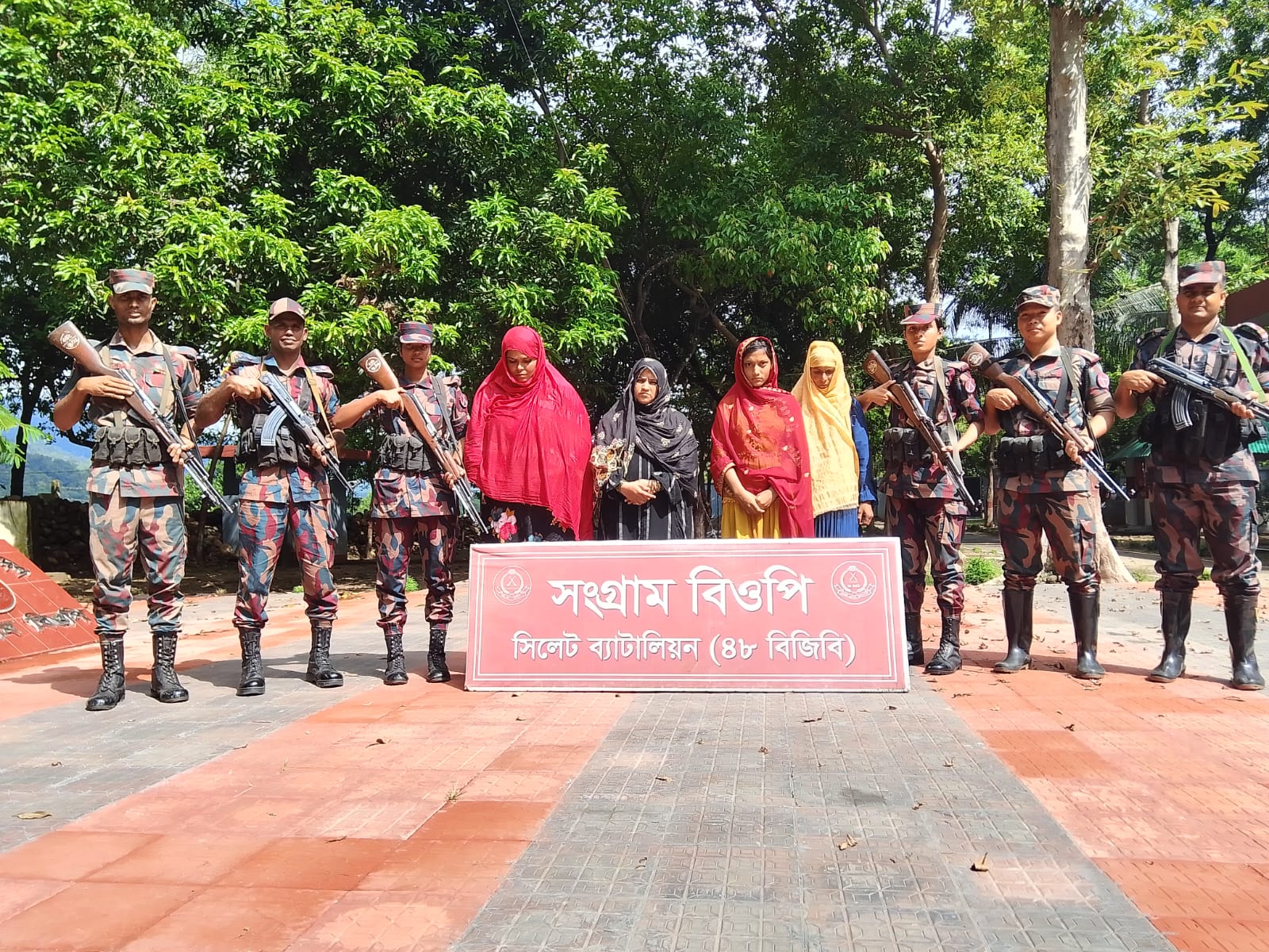 ভারতে পালানোর সময় সিলেটের সীমান্তে জনতার হাতে আটক হলেন চার নারী