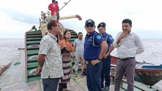 পদ্মায় নদীতে অবৈধভাবে বালু উত্তোলন করায় ১ ড্রেজার জব্দসহ ৫ জনের কারাদণ্ড 