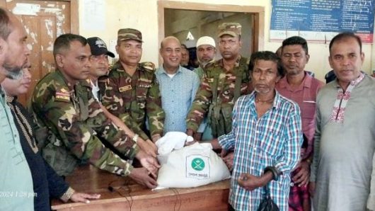 কুলাউড়ায় দূর্গাপূজা উপলক্ষে তিন শতাধিক পরিবার পেল সেনাবাহিনীর খাদ্য সহায়তা