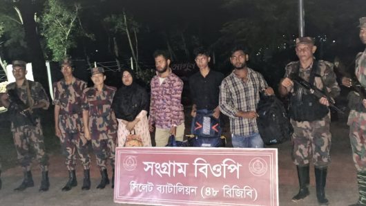 অবৈধভাবে সীমান্ত দিয়ে অনুপ্রবেশকালে ৪ জন বাংলাদেশী নাগরিক আ.ট.ক