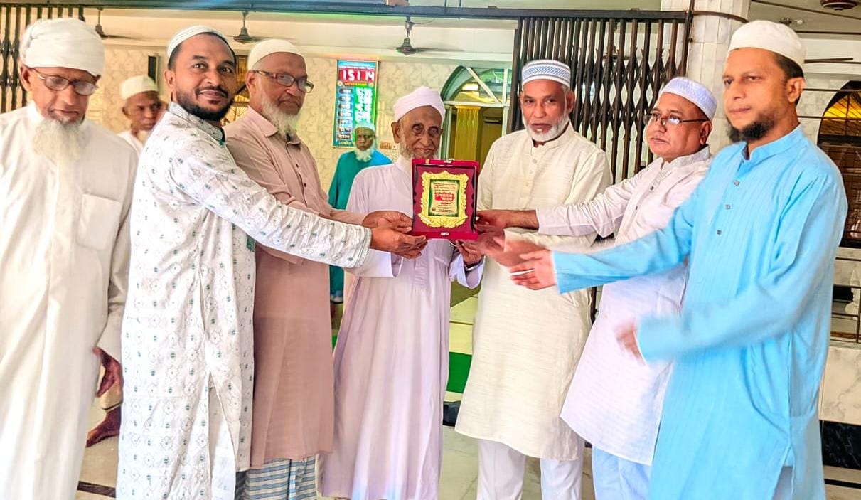 বড়লেখার হাজীগঞ্জ বাজার কেন্দ্রীয় জামে মসজিদের ইমামকে সম্মাননা প্রদান