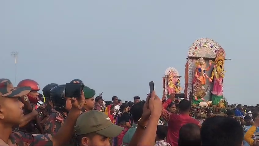 সিলেটে বিজিবি ও আইনশৃঙ্খলা বাহিনীর কঠোর নিরাপত্তায় প্রতিমা বিসর্জন