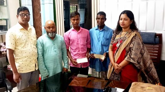 জৈন্তাপুরে বজ্রপাতে নিহত দুই পরিবারকে উপজেলা প্রশাসনের আর্থিক সহায়তা বিতরণ