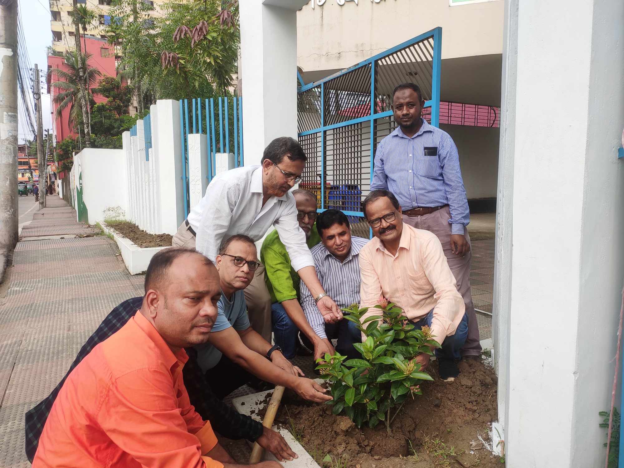 সুগন্ধা নার্সারির উদ্যোগে, সিলেট প্রেসক্লাব ভবন প্রাঙ্গণের সৌন্দর্য বর্ধনে ফুলের চারা ও বৃক্ষ রোপন 