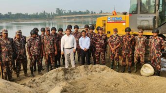 জাফলংয়ে অবৈধভাবে বালু-পাথর উত্তোলন বন্ধে টাস্কফোর্সের অভিযান