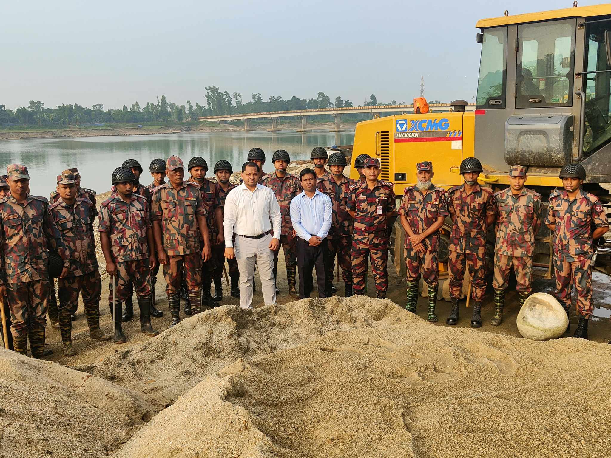 জাফলংয়ে অবৈধভাবে বালু-পাথর উত্তোলন বন্ধে টাস্কফোর্সের অভিযান
