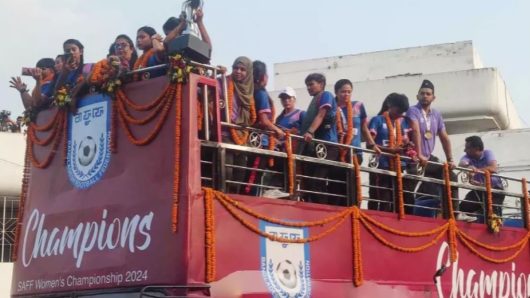 উষ্ণ অভ্যর্থনায় নারী ফুটবল দল, ছাদ খোলা বাসে চ্যাম্পিয়নদের যাত্রা