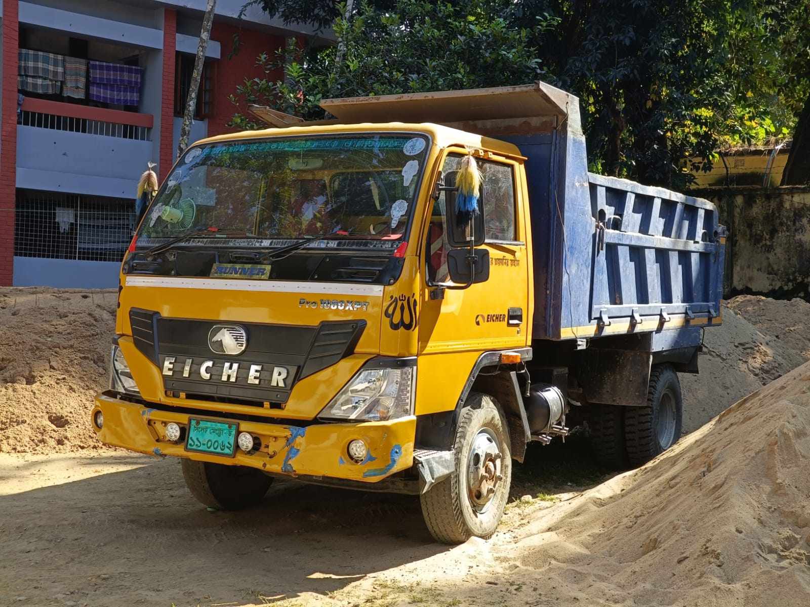 জৈন্তাপুরে মধ্যরাতে টাস্কফোর্স ও প্রশাসনের অভিযান ট্রাক ও বালু জব্দ