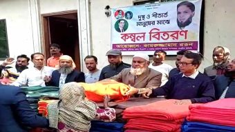 মুন্সীগঞ্জে দক্ষিন ইসলাম পুরে দরিদ্রদের মাঝে বিএনপি নেতা কম্বল বিতরণ