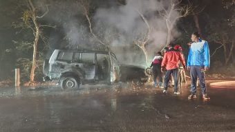 মধুপুরে পাজেরো গাড়িতে আগুন লেগে বশীভূত