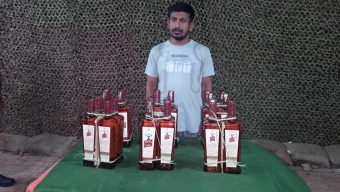 জৈন্তাপুরে সেনাবাহিনীর অভিযানে বিদেশি মদ-সহ যুবক আটক