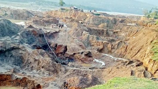 অবৈধভাবে বালু পাথর উত্তোলনে ধ্বংস হচ্ছে জাফলং