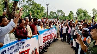 জৈন্তাপুরে মেঘালয় টি এস্টেটের ইজারা বাতিলের দাবিতে মানববন্ধন