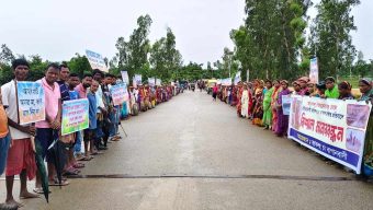 জাফলংয়ে অবৈধভাবে বালু ও পাথর উত্তোলন বন্ধ করে চা-বাগান রক্ষার দাবিতে মানববন্ধন