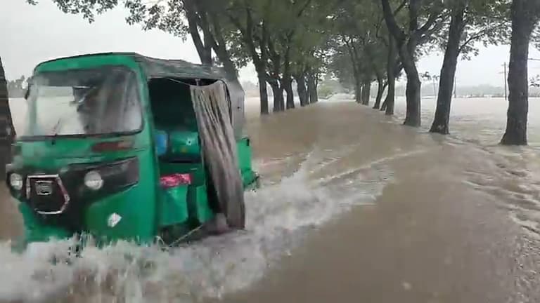 টানা বৃষ্টির সঙ্গে পাহাড়ি ঢল: গোয়াইনঘাটে সড়কে পানি যোগাযোগ বিচ্ছিন্ন