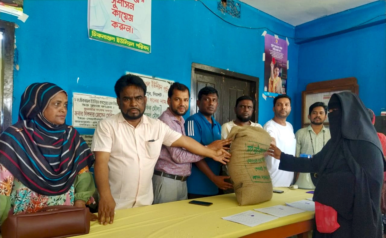 জৈন্তাপুরে চিকনাগুল ইউনিয়নে বিজিডি চাল বিতরণ
