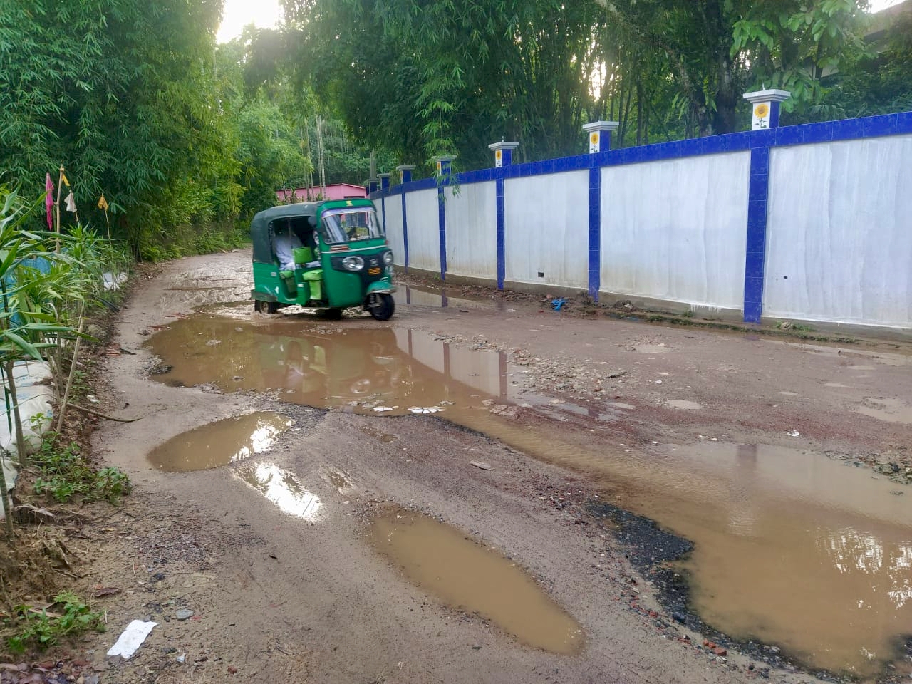 হরিপুর টু ধোপাগুল রাস্তার জৈন্তাপুর অংশের বেহাল অবস্থা ভোগান্তিতে হাজারো মানুষ 