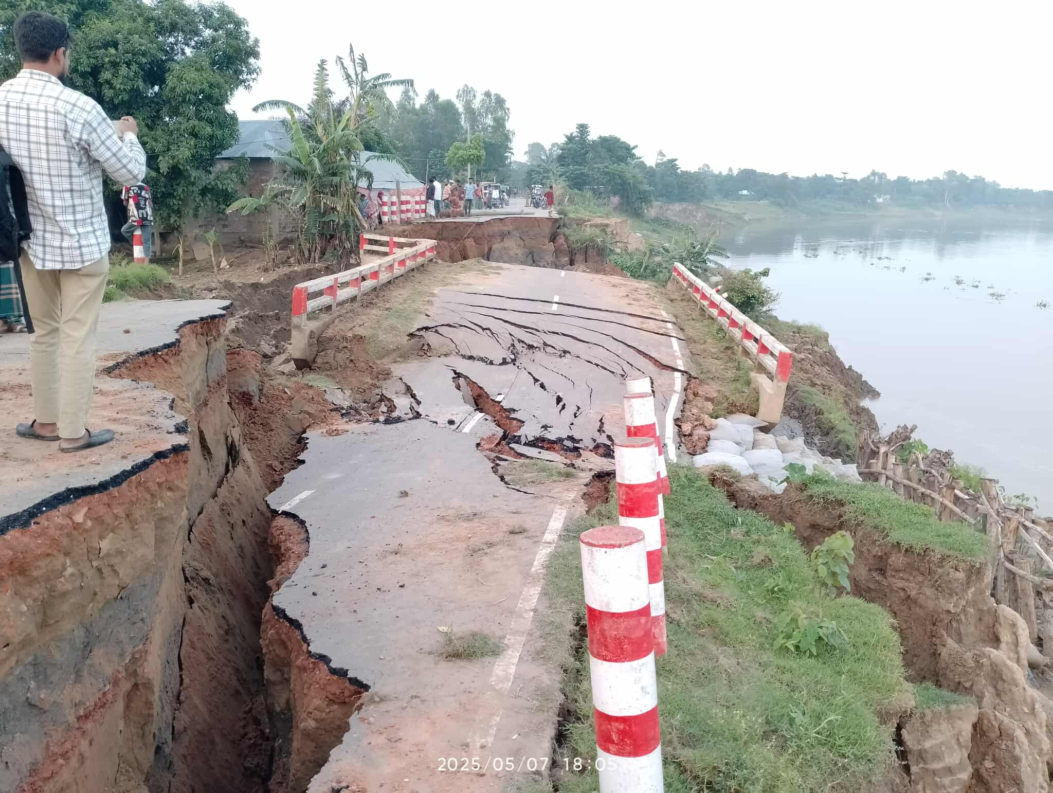 কুশিয়ারার ভয়াবহ ভাঙনে বালাগঞ্জ-খসরুপুর সড়কে যোগাযোগ বিচ্ছিন্ন