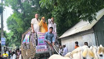 ঘোড়ার গাড়িতে শিক্ষকের রাজকীয় বিদায়ী সংবর্ধনা