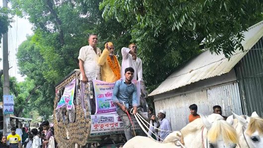 ঘোড়ার গাড়িতে শিক্ষকের রাজকীয় বিদায়ী সংবর্ধনা