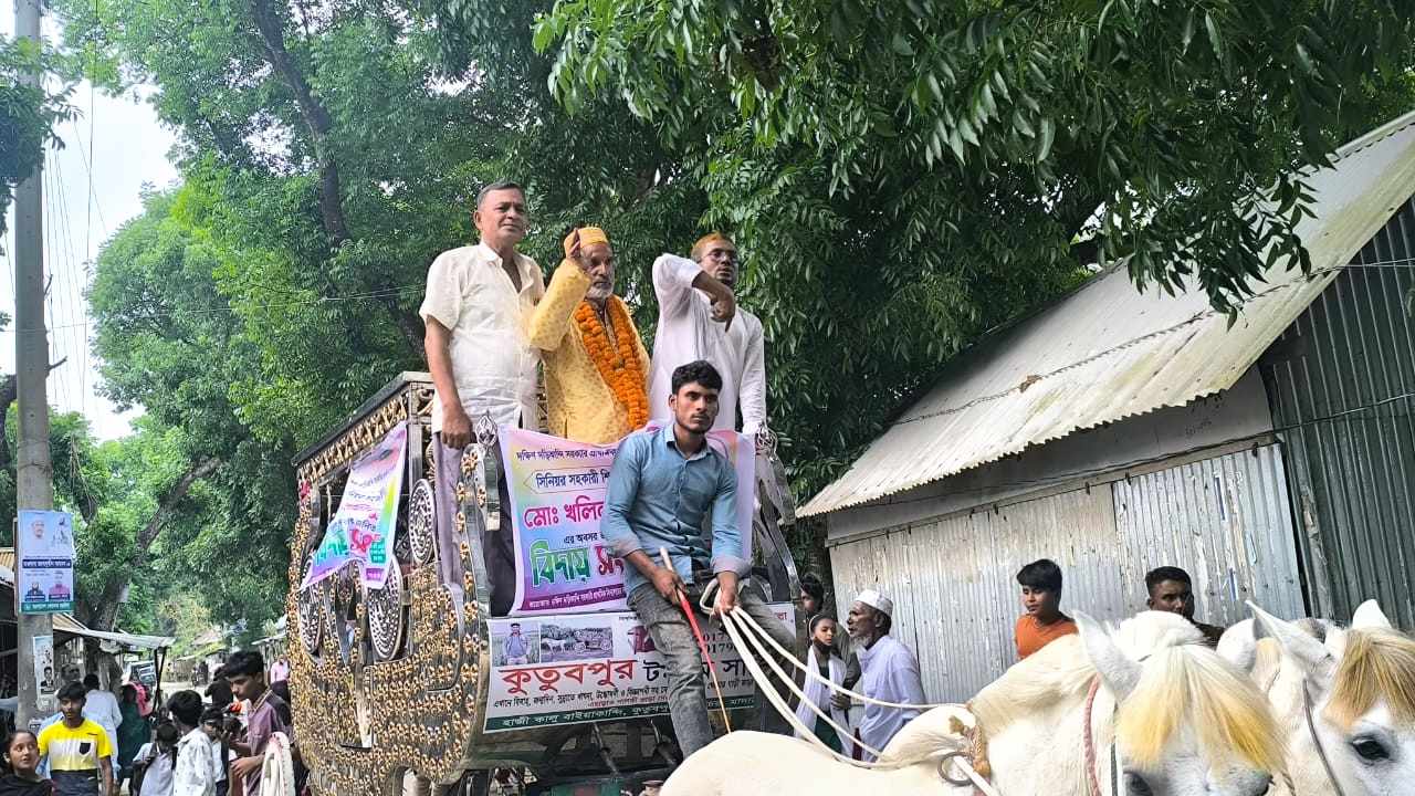ঘোড়ার গাড়িতে শিক্ষকের রাজকীয় বিদায়ী সংবর্ধনা