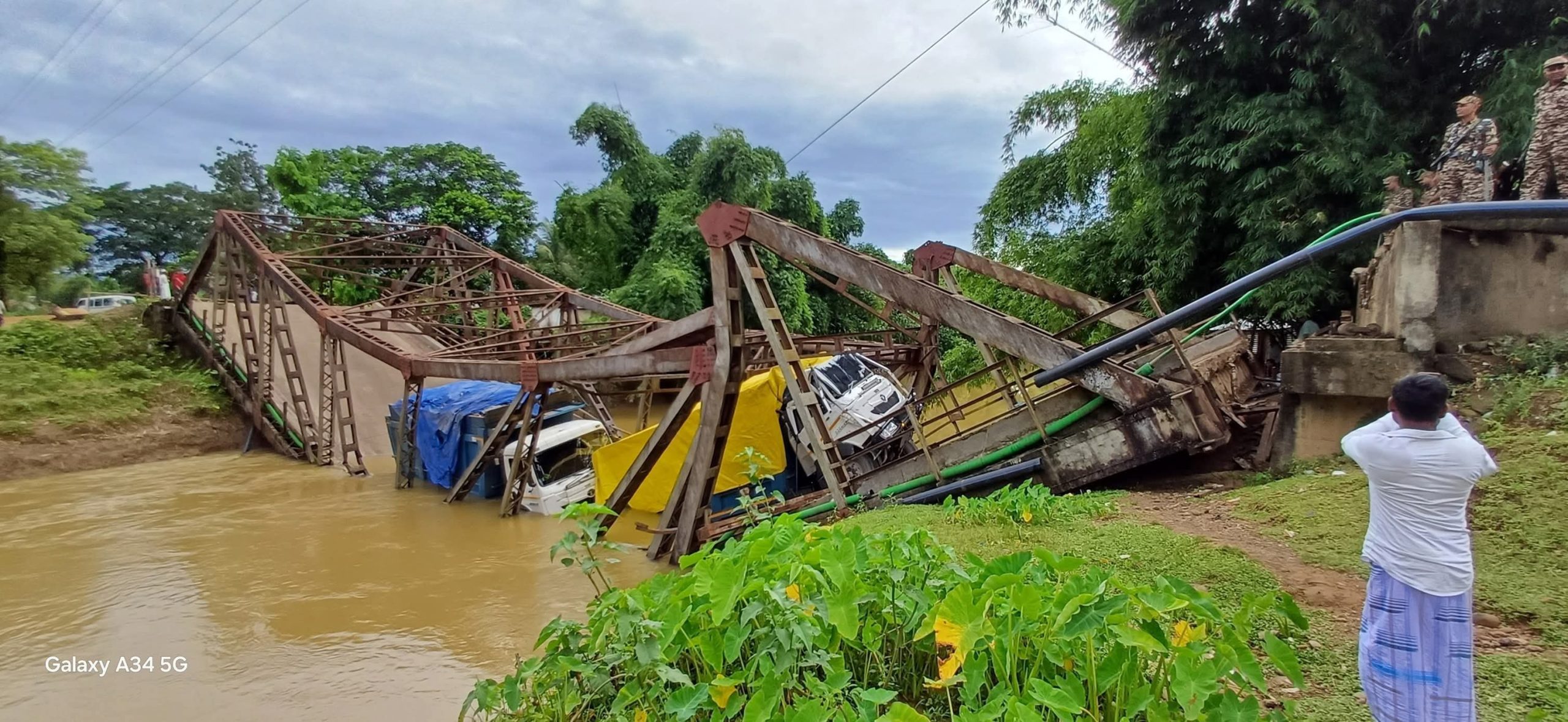 অসমে ব্রিজ ভেঙে নদীতে ট্রাক! সড়কপথে দুই রাজ্য থেকে বিচ্ছিন্ন বরাক উপত্যকা