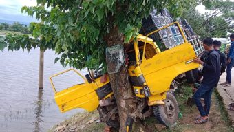 প্রাণপণ চেষ্টা করেও বাঁচানো গেলোনা গরুটি দোয়ারাবাজারে সড়ক দূর্ঘটনায় আহত ৪