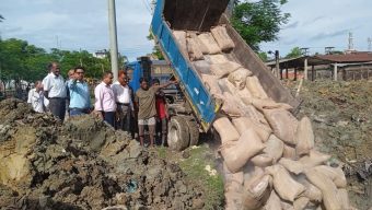বড়লেখায় ভিজিএফের ২৩৪ বস্তা চাল মাটিচাপা দিলো পৌর কর্তৃপক্ষ