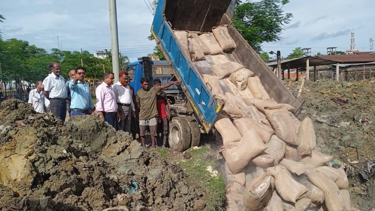 বড়লেখায় ভিজিএফের ২৩৪ বস্তা চাল মাটিচাপা দিলো পৌর কর্তৃপক্ষ