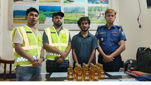 জৈন্তাপুরে পুলিশের অভিযানে ভারতীয় মদসহ যুবক আটক