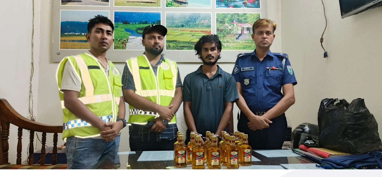 জৈন্তাপুরে পুলিশের অভিযানে ভারতীয় মদসহ যুবক আটক