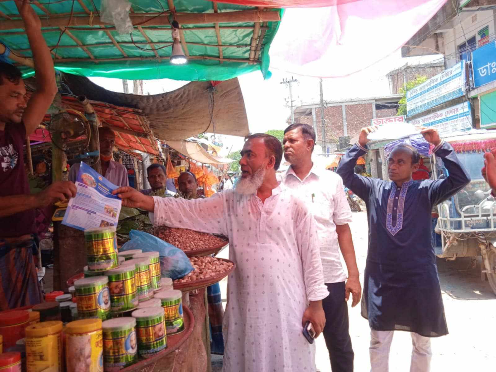 ধর্মপাশায় গ্রাম আদালত সম্পর্কে জনসচেতনতা বাড়াতে লিফলেট বিতরণ
