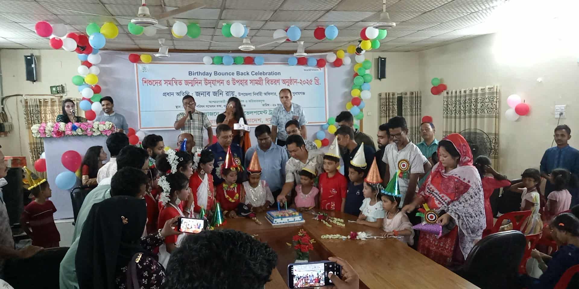 ধর্মপাশায় ১০০জন দরিদ্র শিশুর কেক কেঁটে সমন্বিত জন্মদিন উদযাপন 