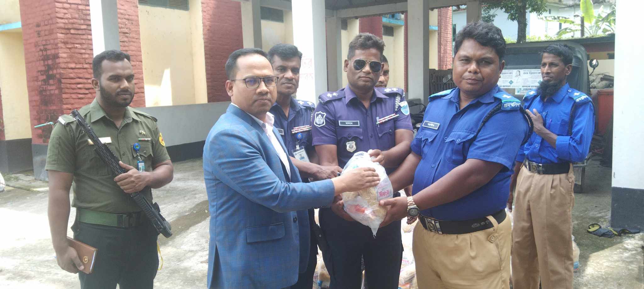 মধুপুর থানার উদ্দ্যোগে ৯৪ জন গ্রাম পুলিশের মাঝে ঈদ সামগ্রী বিতরণ