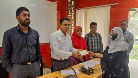 শান্তিগঞ্জে অগ্নিকাণ্ডে ক্ষতিগ্রস্ত ও বজ্রপাতে নিহত পরিবারের মাঝে আর্থিক সহায়তা প্রদান
