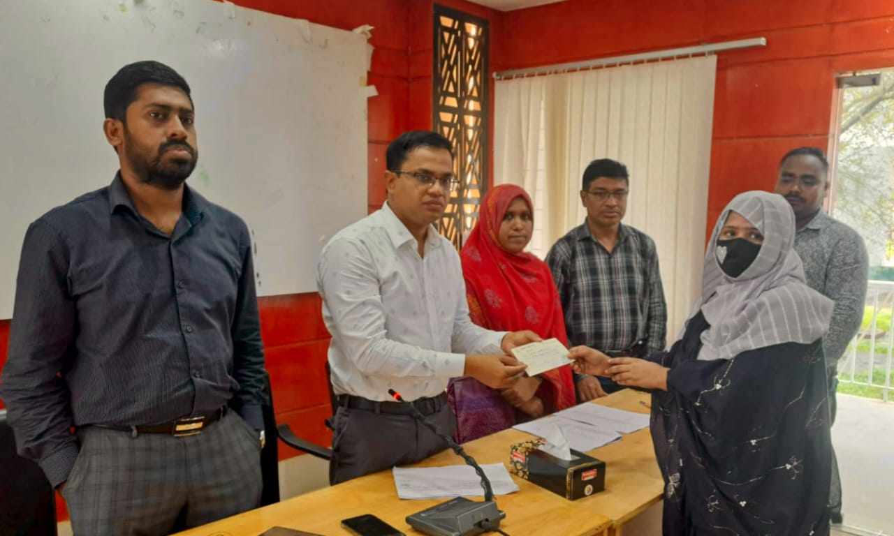 শান্তিগঞ্জে অগ্নিকাণ্ডে ক্ষতিগ্রস্ত ও বজ্রপাতে নিহত পরিবারের মাঝে আর্থিক সহায়তা প্রদান