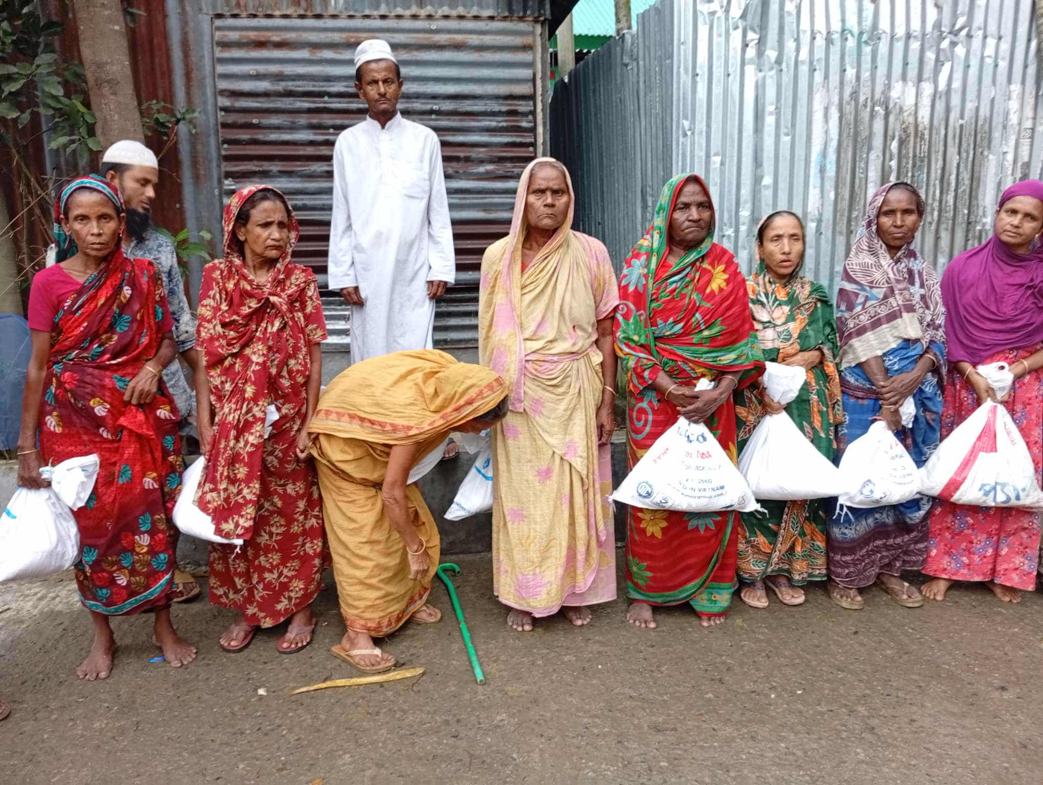 ধর্মপাশায় দরিদ্রের মাঝে ঈদ সামগ্রী বিতরণ 