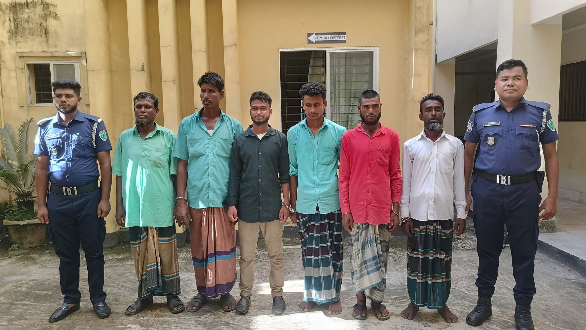 গোয়াইনঘাটে নৌপথে চাঁদাবাজি, দেশীয় অস্ত্রসহ গ্রেপ্তার ৬